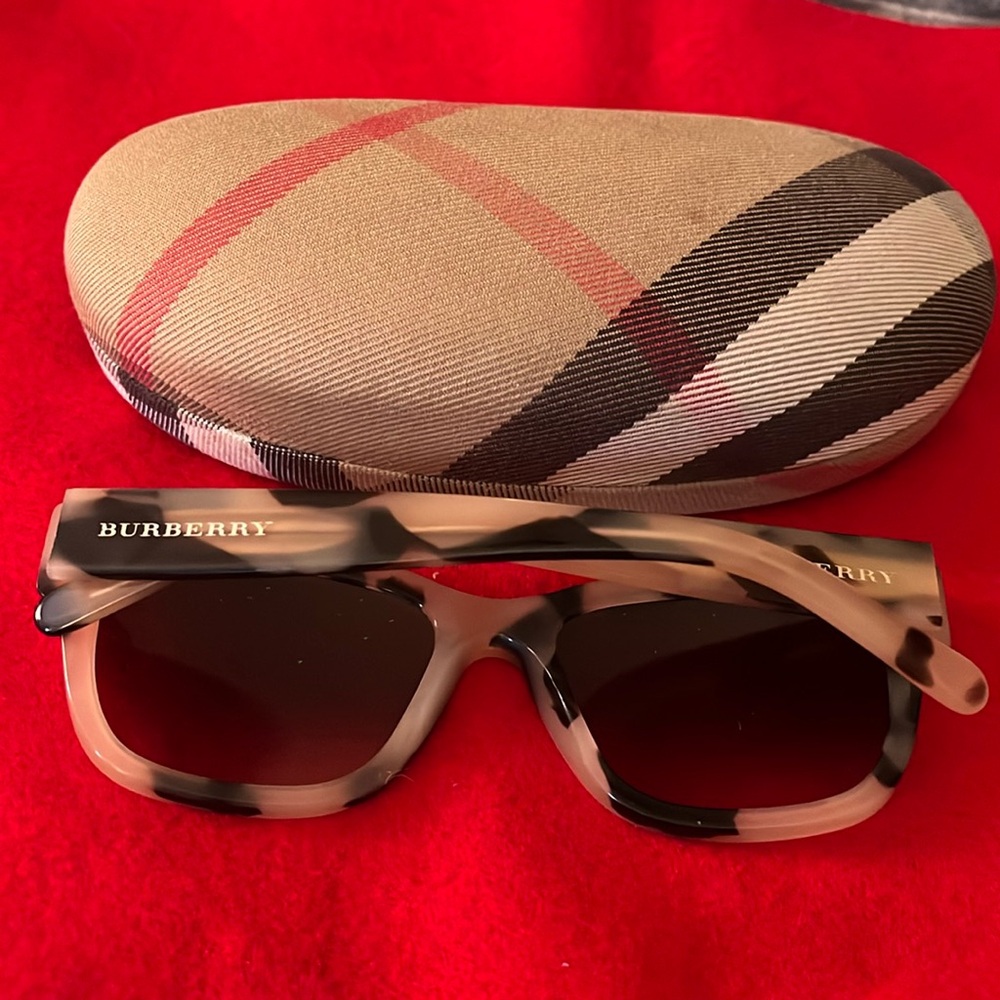 Burberry sunglasses - Picture 1 of 7